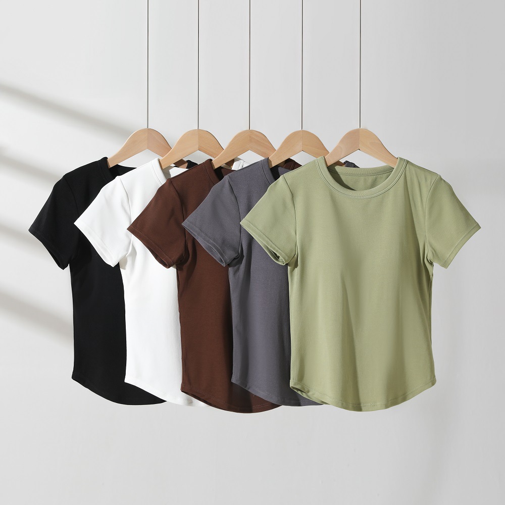 Body-friendly top with cups with a round collar