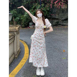 2025新款法式碎花连衣裙女夏季设计感露背系带收腰显瘦短袖茶歇裙