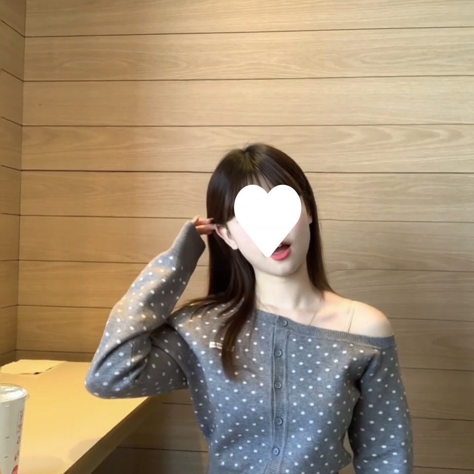 波点针织开衫女早秋新款露肩修身毛衣显瘦长袖设计感小众斜肩上衣