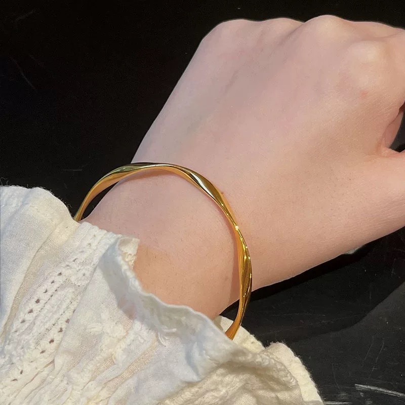Little Red Book Explosions Solid Mobius Closed Bracelet Fashion Joker Bracelet Gift for Girlfriend Factory Outlet_voghion.com