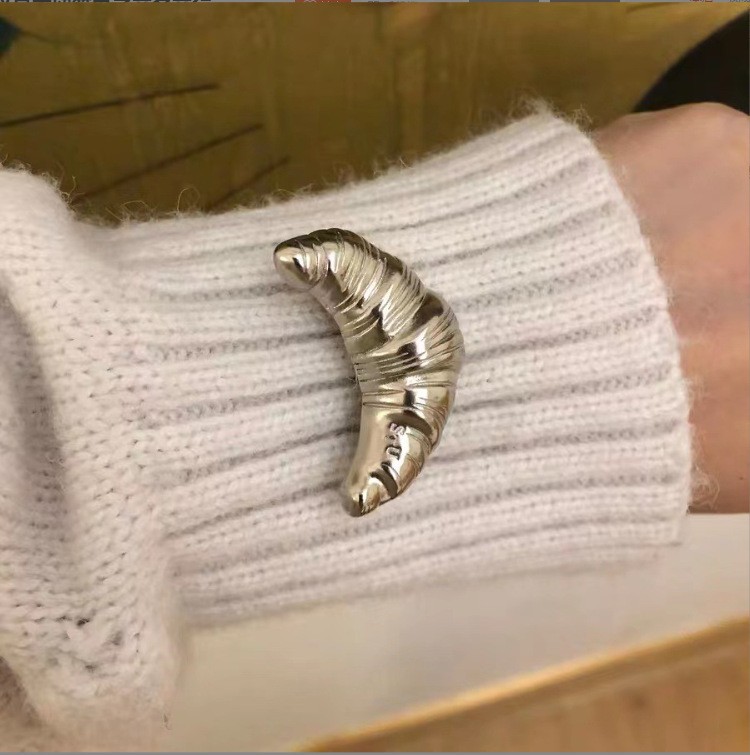 Retro Croissant Brooch, High-End Female Fever, Same Style Corsage, Niche Design Pin, Sweater Accessories