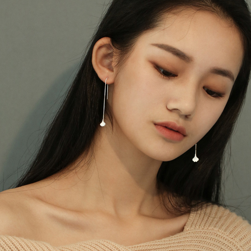 Pendientes de hoja de ginkgo de plata 925 para mujeres ins estilo frío simple Corea del Sur elegantes pendientes de celebridades de Internet pendientes largos de borla