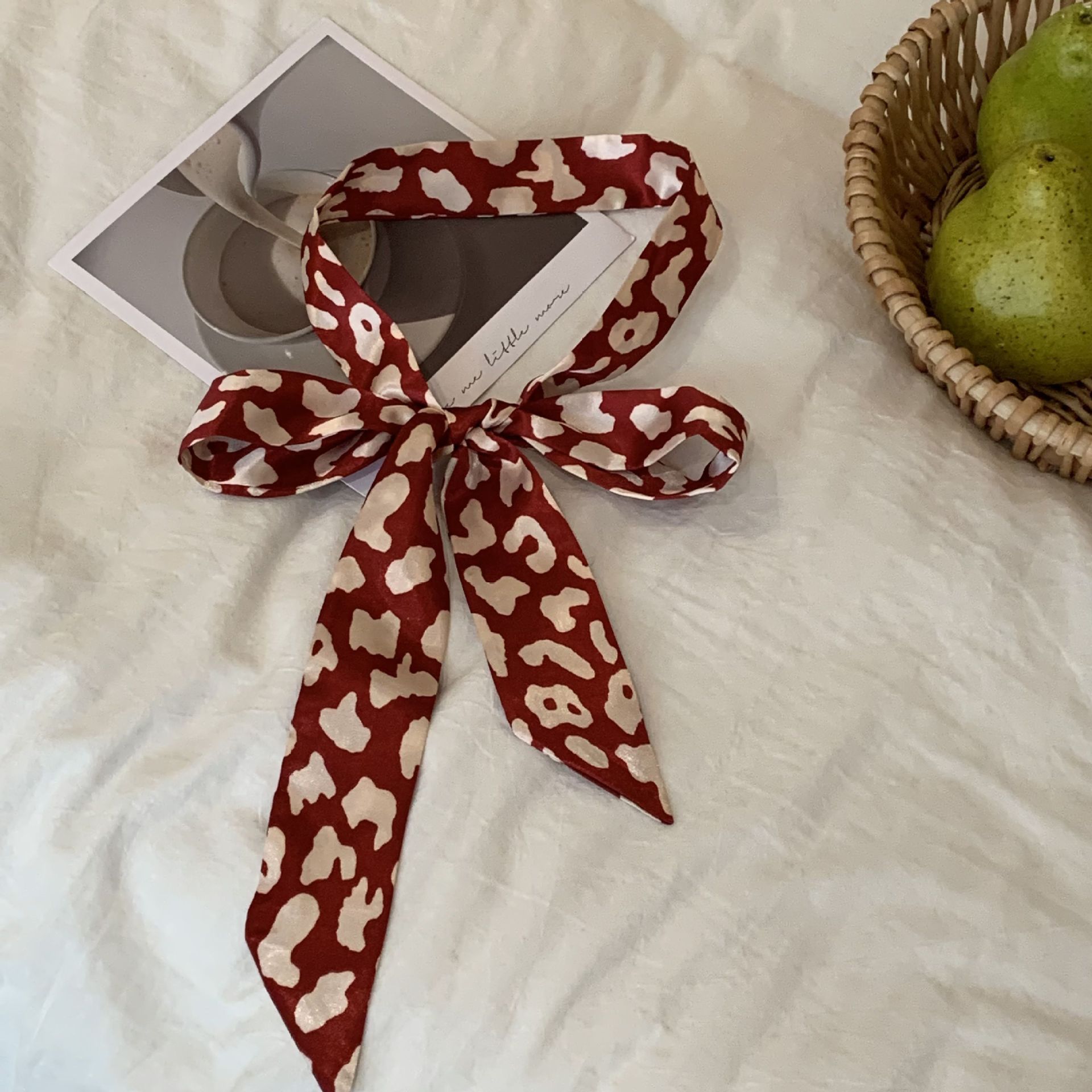 Estampado de leopardo grande sobre fondo rojo