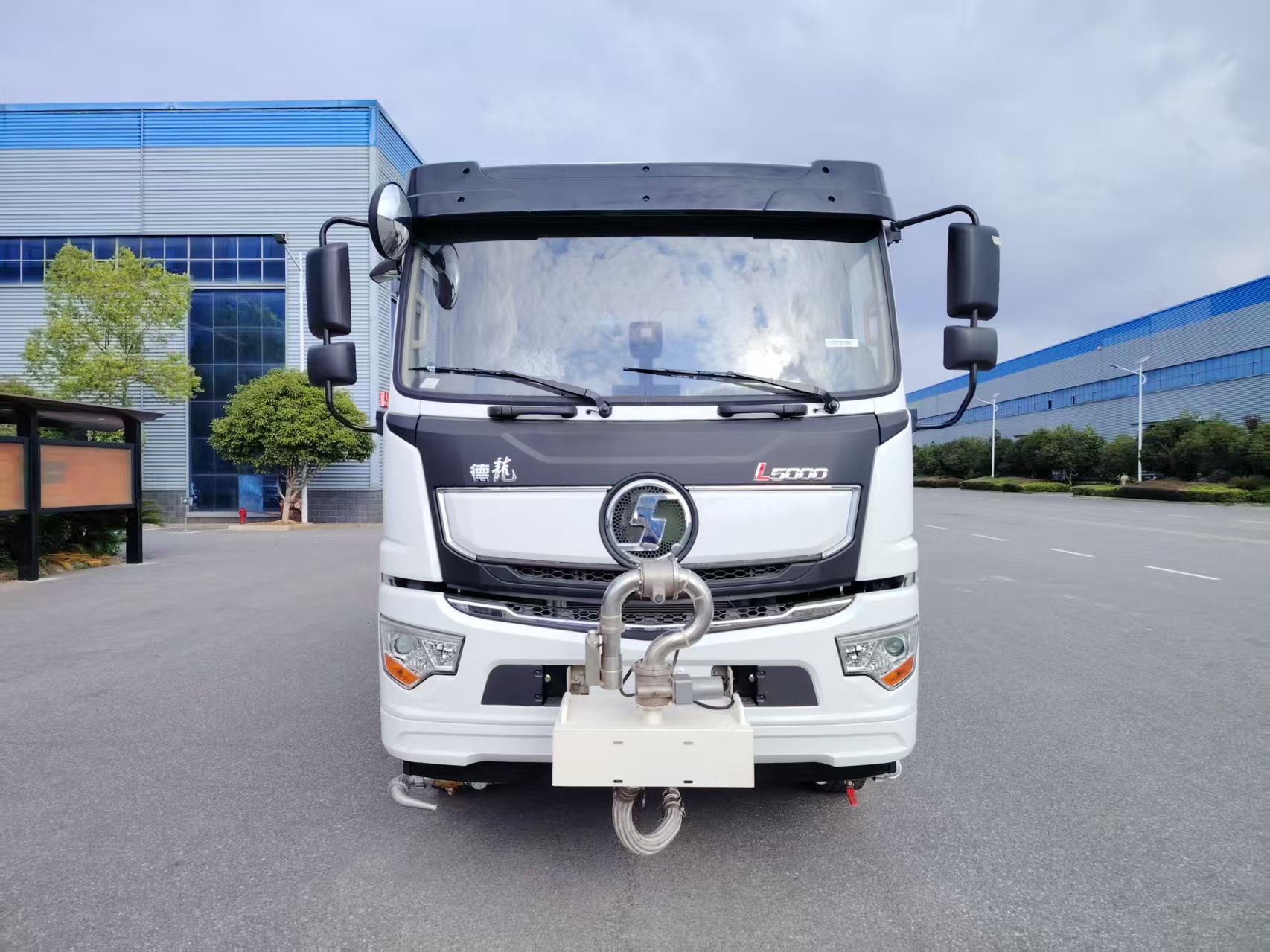 Chengli sprinkler truck manufacturer, Shacman Delong 12-ton and 15-ton models available with optional front-mounted fog cannon for foreign trade