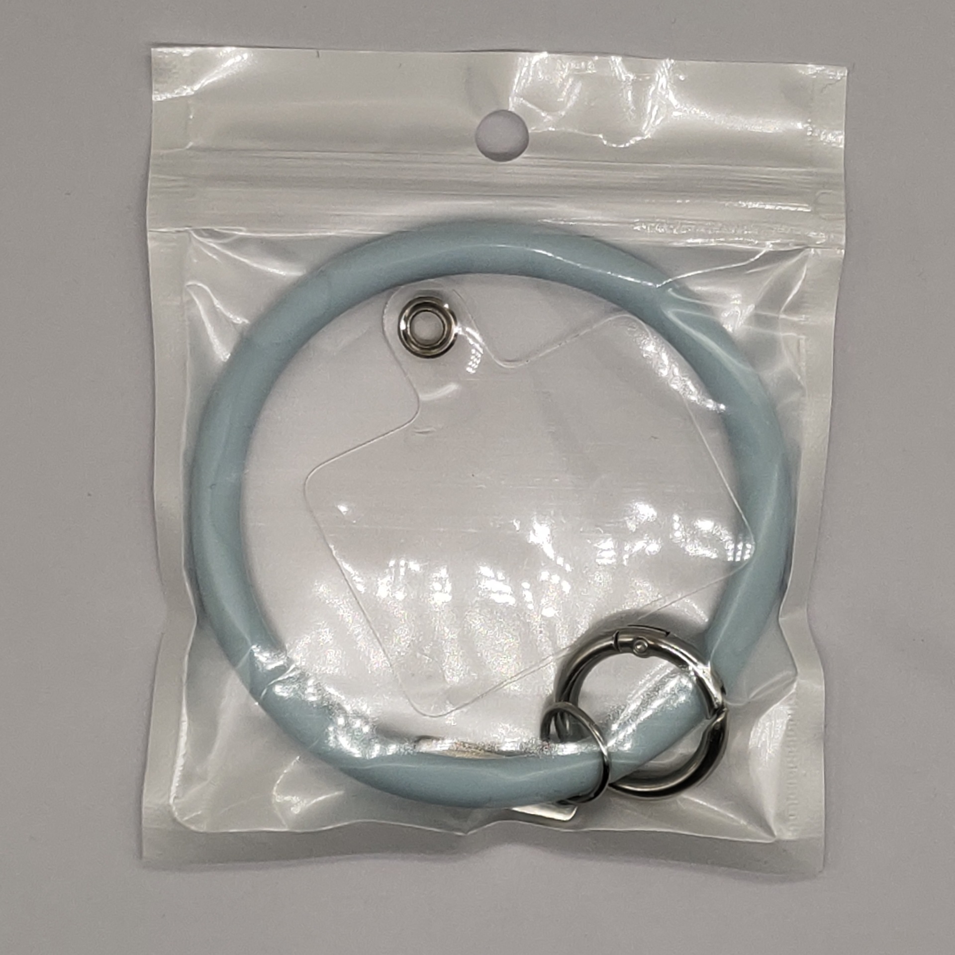 연한 파란색 진주빛 가방 포장