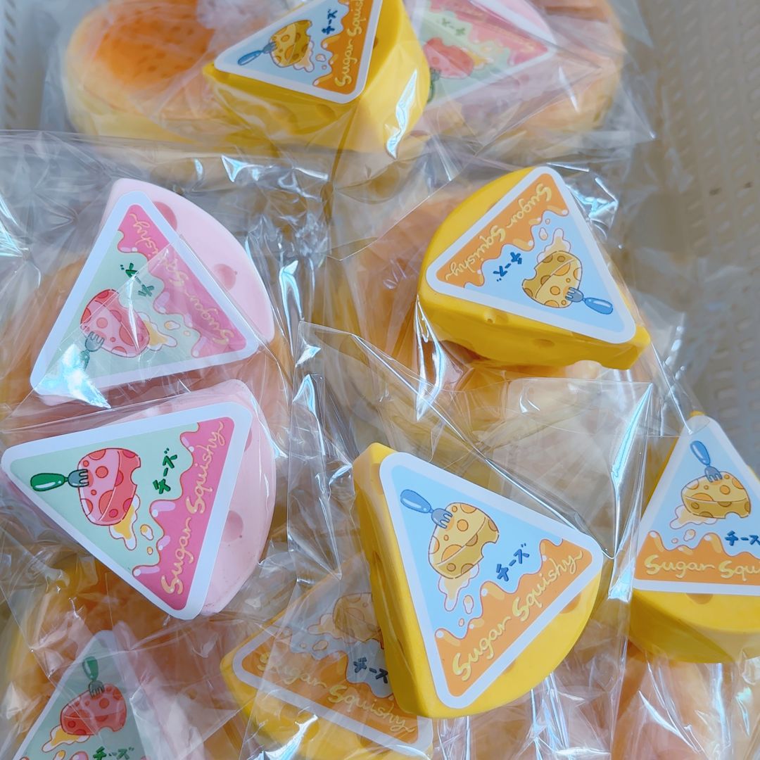 무작위 습식 소프트 트라이앵글 치즈 1개가 천천히 반동합니다.