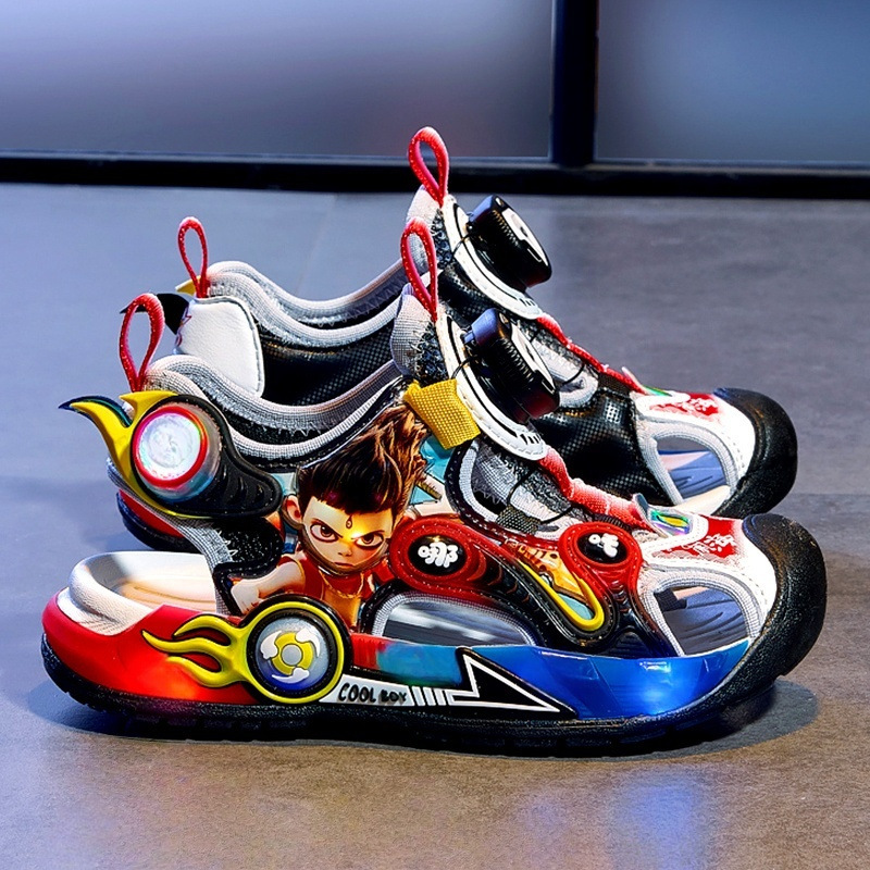 Sandalias de niño de dibujos animados con luz 2025 verano nuevo estilo zapatos de playa deportivos de fondo suave para niños sandalias Baotou para niños marea
