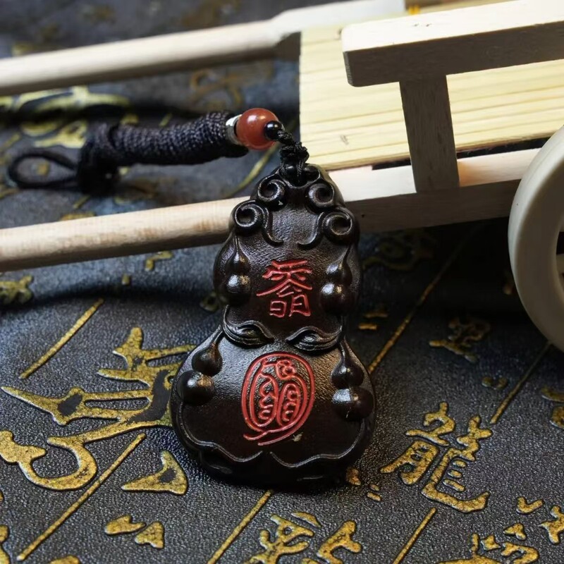天然雷撃棗木紫薇平安瓢箪ペンダントはストラップを身に着けています。|undefined