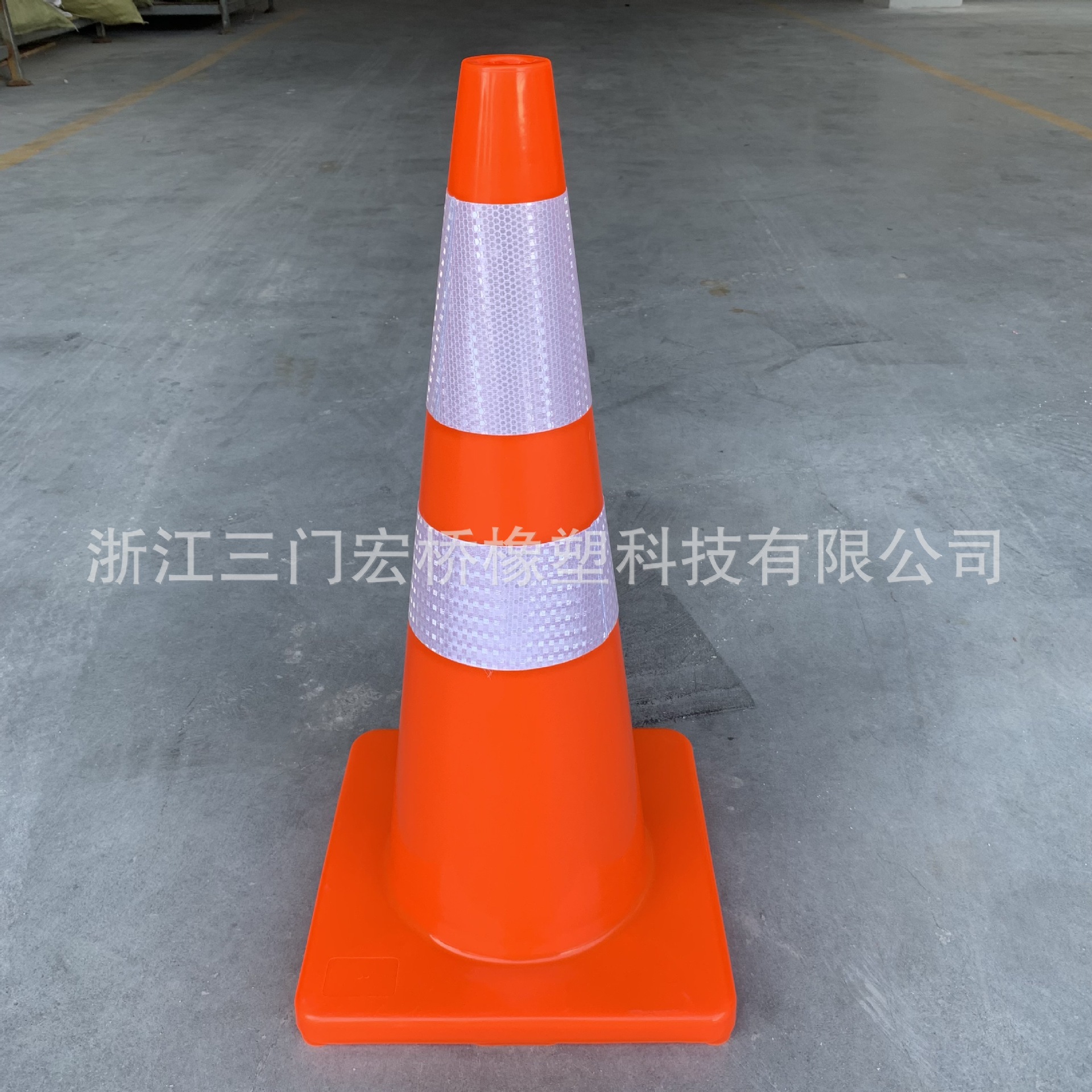 宏桥70厘米2.3KG路障橘红雪糕筒PVC路锥