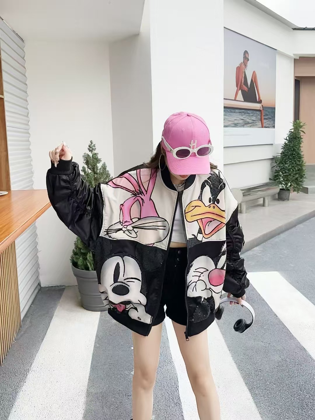 ヨーロッパのトレンドブランド、重厚なスパンコールをあしらったミッキーとドナルドダックのレディースジャケット。2025年春の刺繍入りスタジャン、トレンディなファッション。