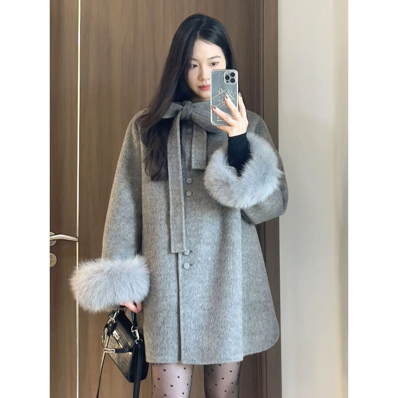 小香风蝴蝶结呢子斗蓬大衣女秋冬高级感仿狐狸毛袖口长款毛呢外套|undefined
