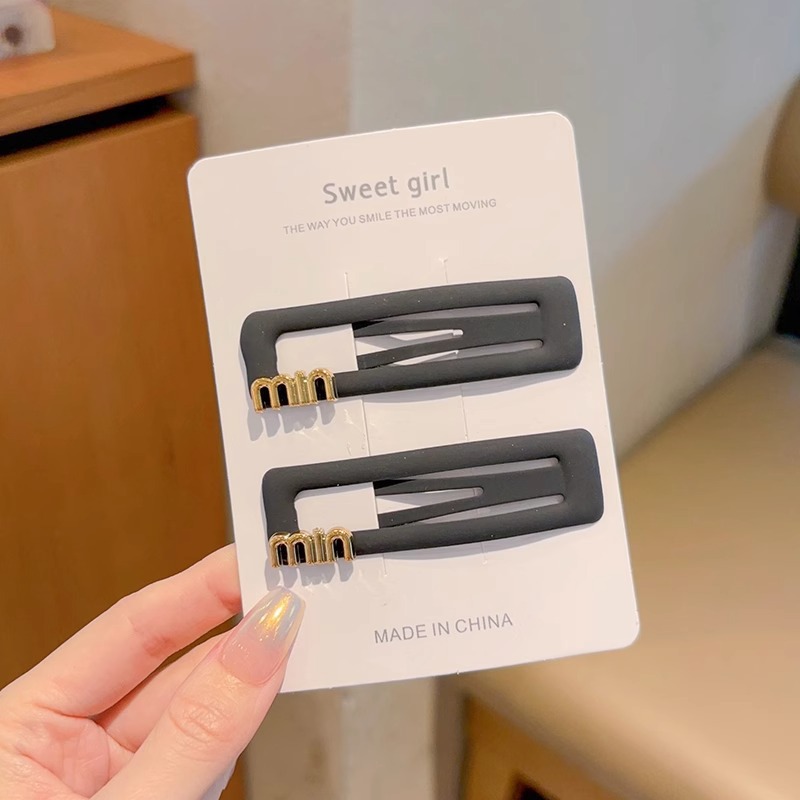 Clip de boca de pato sin huellas en el lado de las letras frises cortas para el cabello de mujeres versátiles simple y de alto nivel sensación de una palabra clip de cabello tocado