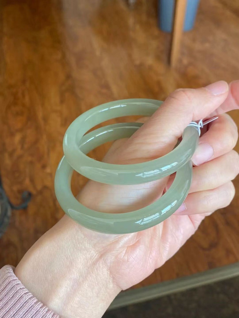 Vòng tay ngọc bích Hetian tự nhiên màu hồ nước xanh, dáng tròn mảnh, đường kính 52–64 mm chi tiết 5