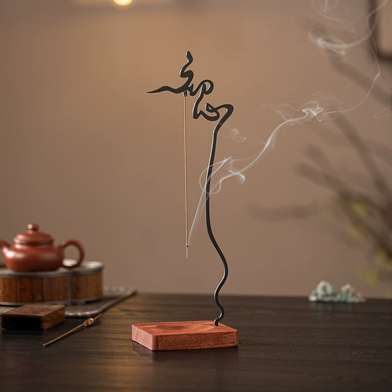 Палочка‑курильница (Zen) — висящая палочка с лотосовой чашей на деревянной квадратной подставке, внутри помещения