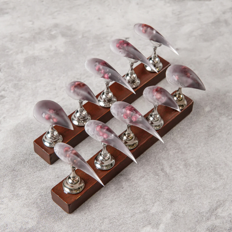 Long and Short Spliced Style Fog Gray Pink Flower Dragon Claw Wearable Nails with Sharp Pointed Fake Nails Embedded with Dried Flowers for a High-End Manicure