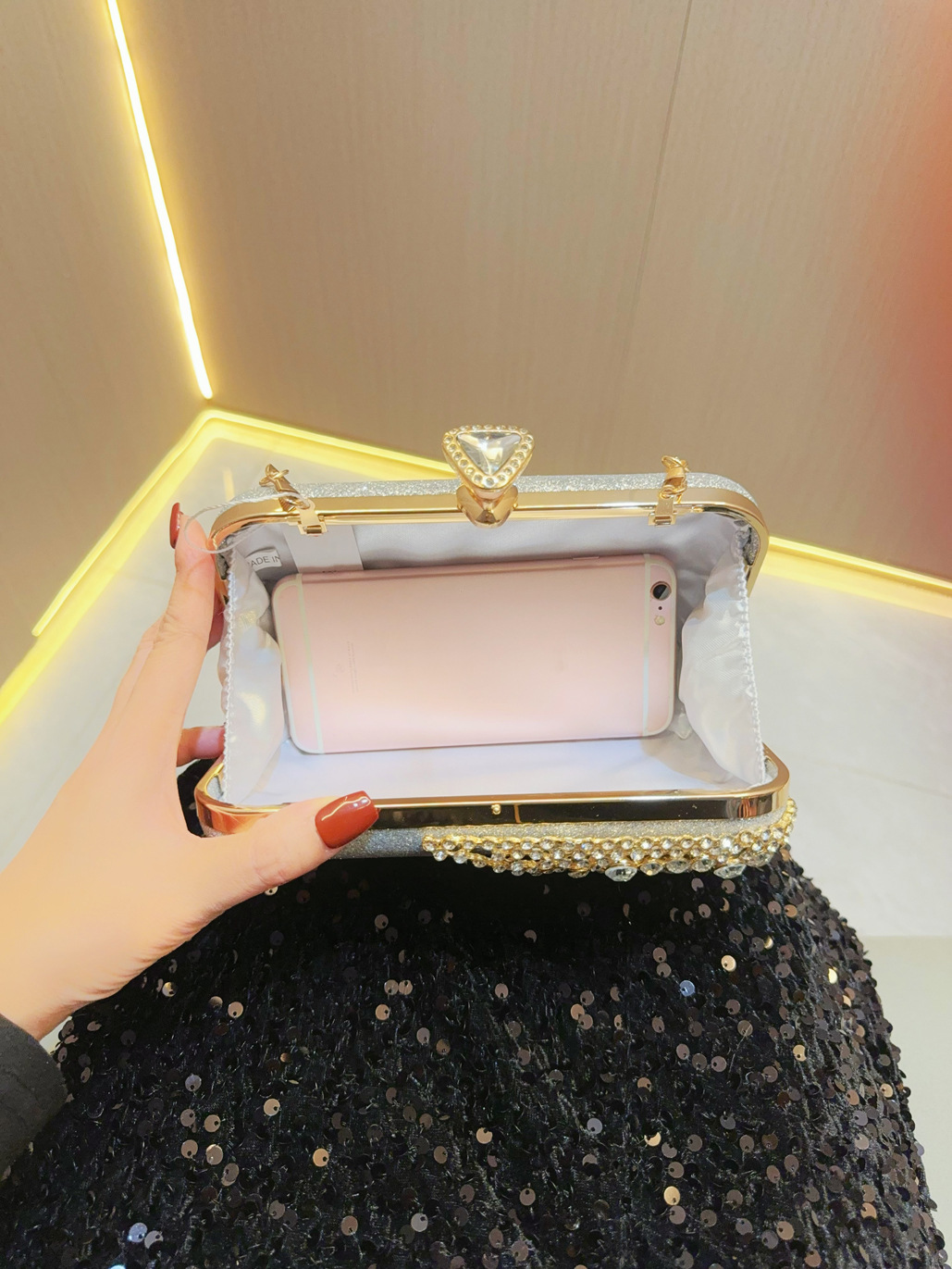 Women's Evening Handbag With Diamond Embellishment For Parties_voghion.com