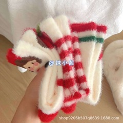 ウサギの靴下の女性は秋冬に厚い保温睡眠靴下の床の靴下のベルベットの柔らかい赤いイチゴの少女はかわいいです。