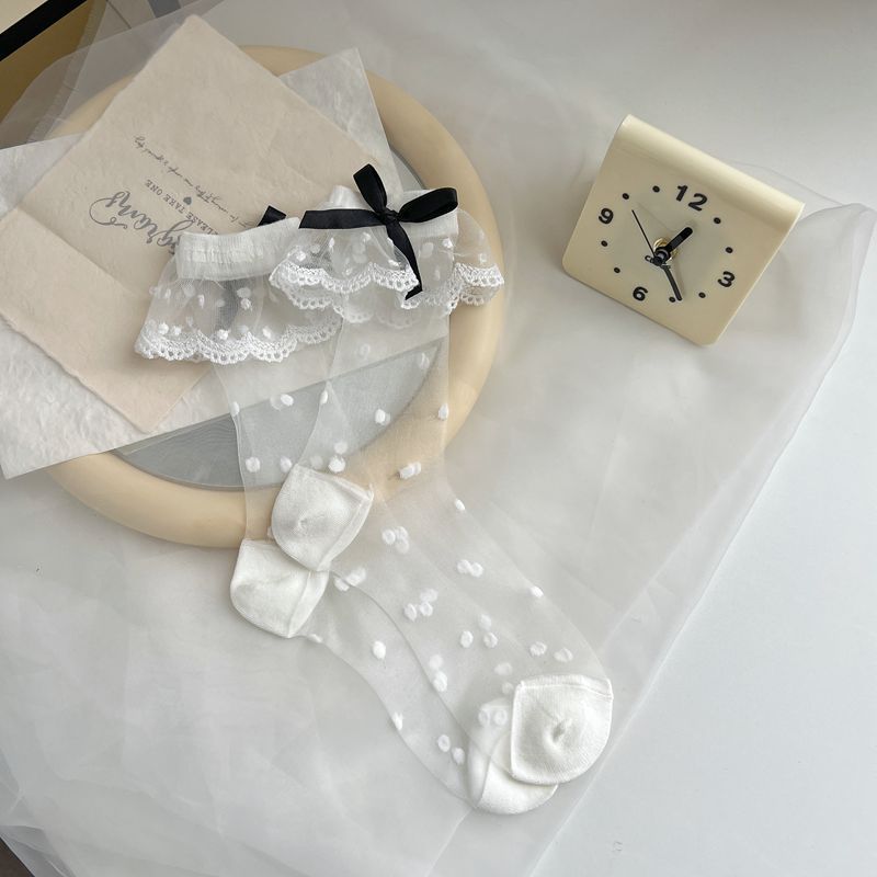 검은색 리본이 달린 물방울 무늬 흰색 양말