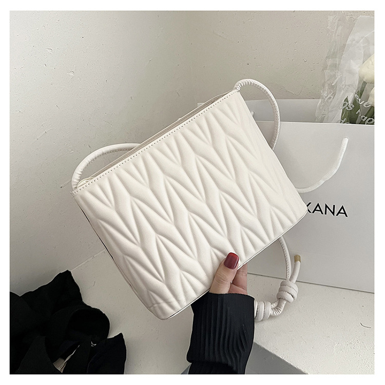 Women's Medium Pu Leather Solid Color Streetwear Embroidery Square Zipper Ruched Bag display picture 10