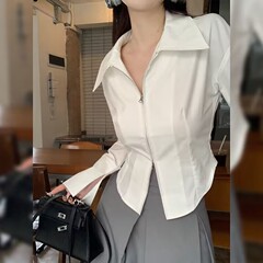 現物純欲風が口をひっくり返して長袖のシャツの白い短いタイプの双ファスナーのアーチ形の腰の上着を開きます。