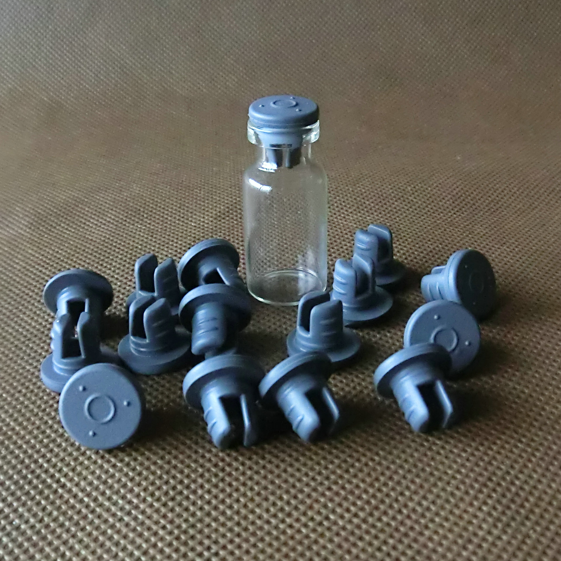 现货13牙玻璃瓶塞  冻干粉瓶塞 抗生素瓶塞 西林瓶胶塞  分叉胶塞