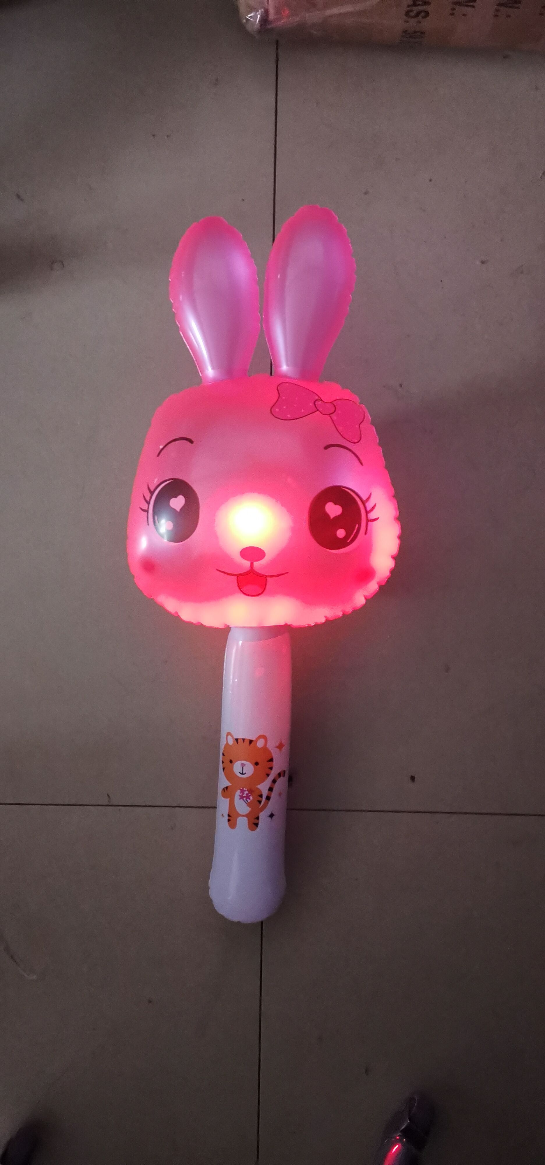 빛나는 웃는 토끼