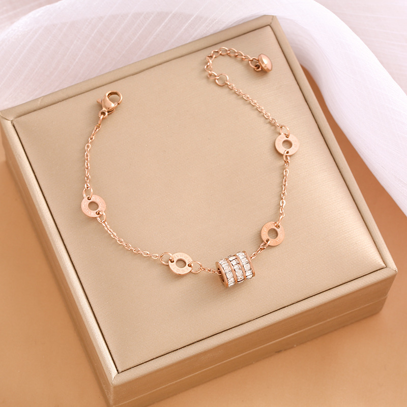 Pulsera de trébol de acero titanium vendedora caliente transfronteriza europea y americana con incrustaciones de concha pulsera colgante pulsera de diseño avanzado sin desvanecimiento al por mayor