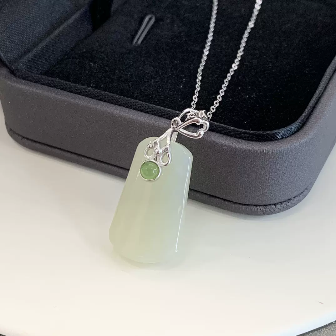 天然和田玉项链韩料山料银镶无事牌吊坠送家人轻奢礼物母亲的