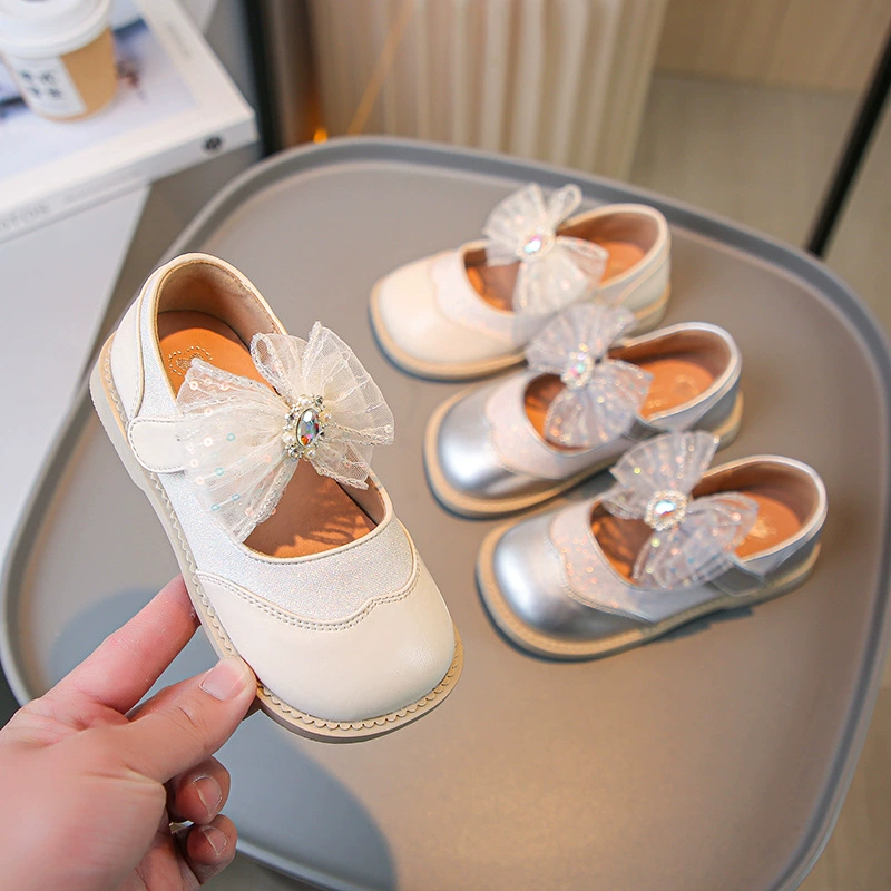 Маленькие кожаные туфли для девочек Мягкая подошва иностранная обувь 2024 Весенняя новая детская обувь