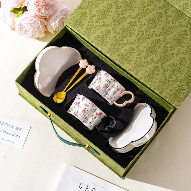 Retro flor de ciruela taza de café y plato conjunto de alta calidad exquisita taza de té de la tarde caja de regalo regalo de boda regalo de mano