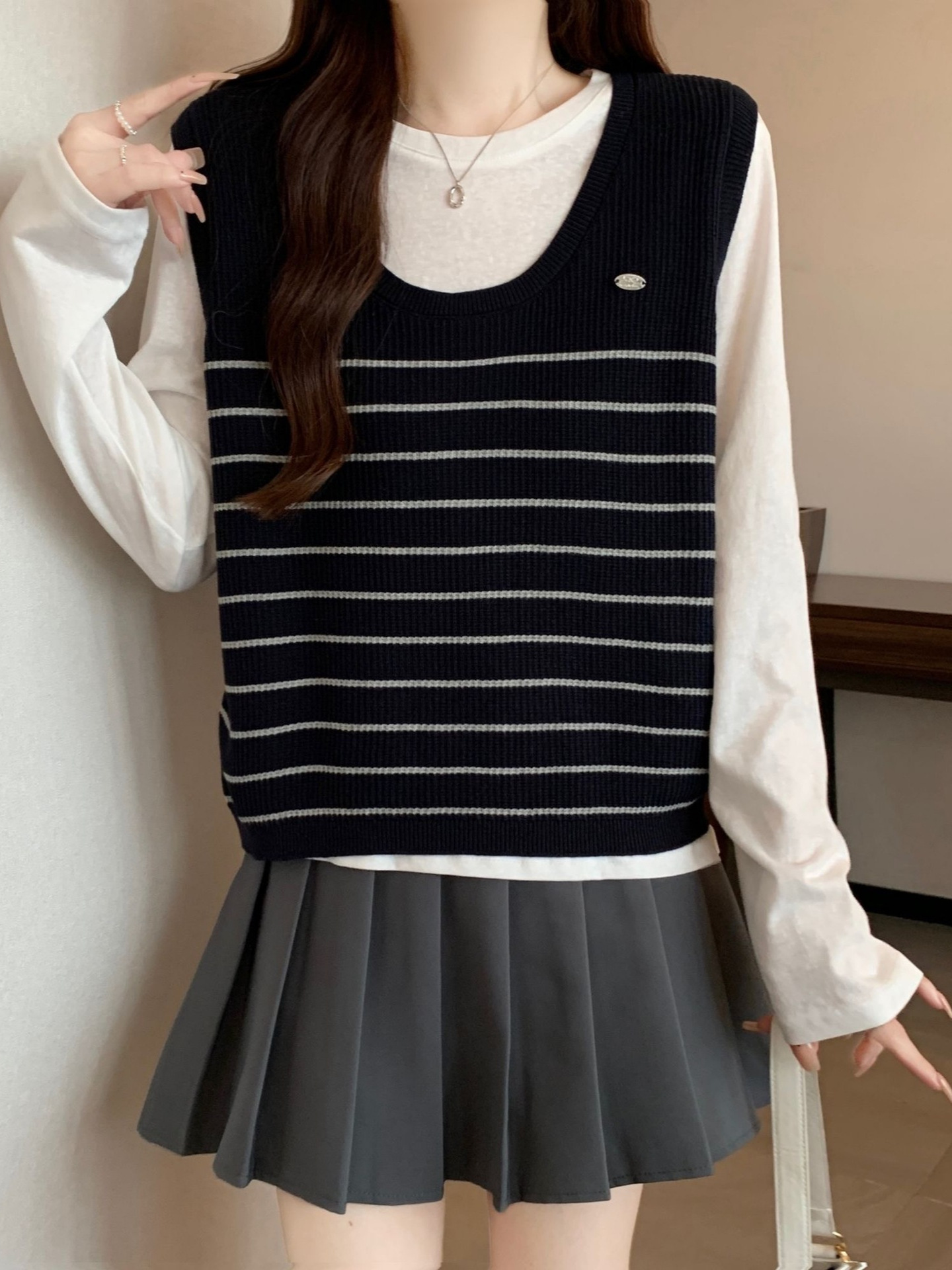 Knitted autumn vest for leisure sleevless