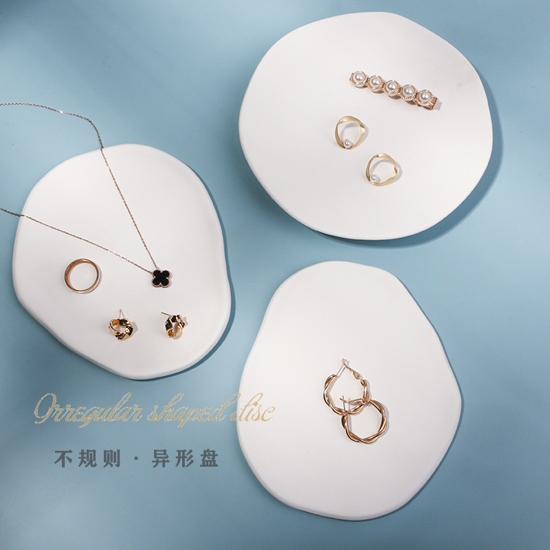 Instagram Nordic influencer jewelry, cosmetics, nail art, photography props, plate ornaments, and accessories.