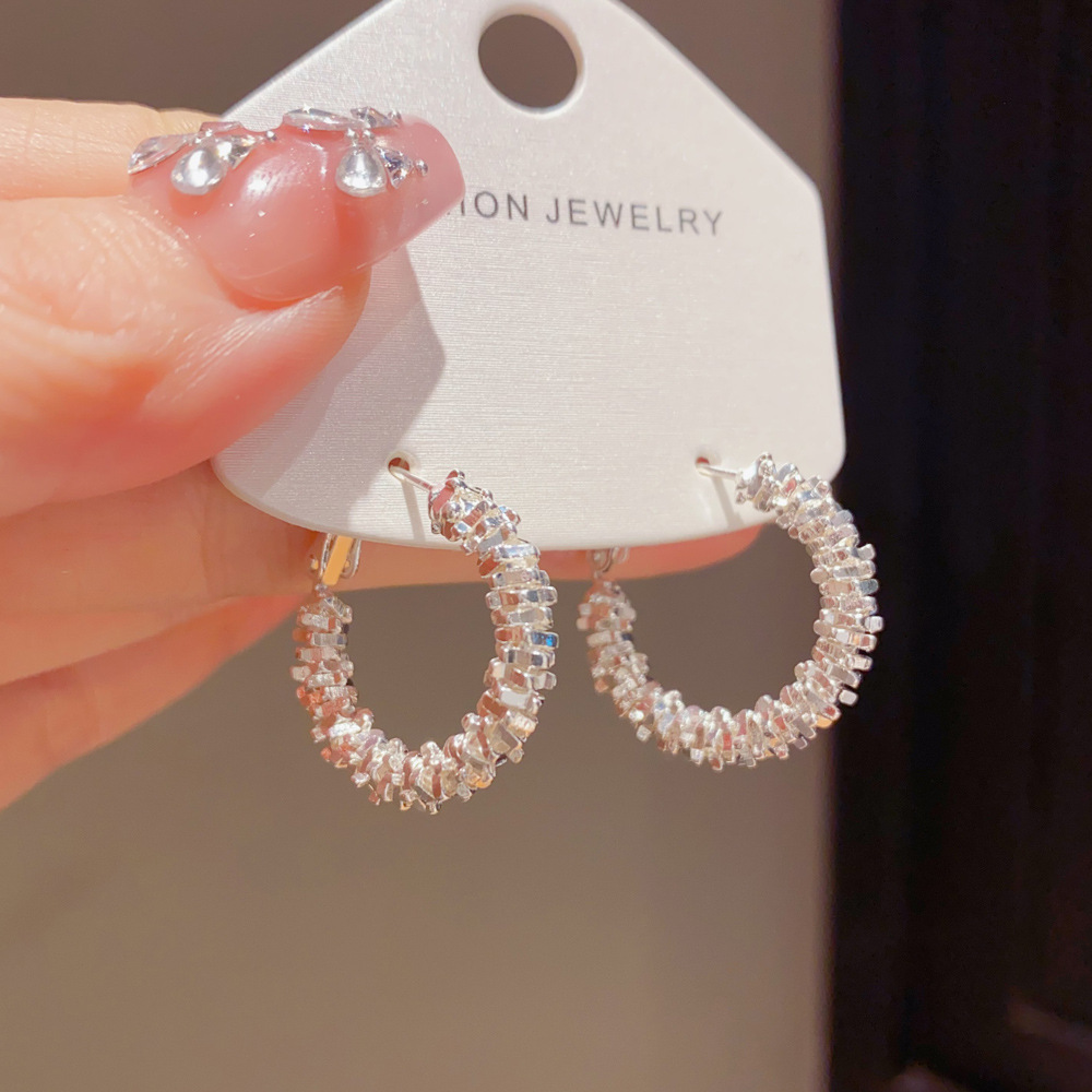 De estilo europeo y americano de lujo de luz exagerada retro metal plata pendientes de las mujeres de moda elegante personalidad único de alto grado en línea de la celebridad pendientes