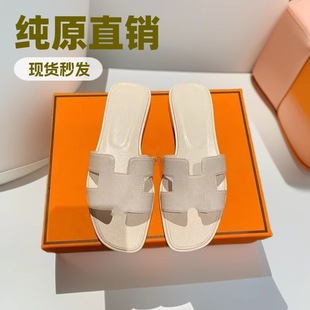 �W��վ���Q����H��Y���p����Ƥƽ����Ь�ļ������⴩һ�֛���Ů��