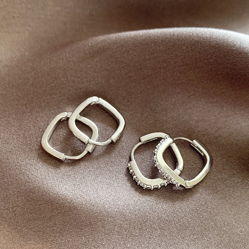 Cubic Zirconia And Pearl Stud Earrings For Everyday Elegance_voghion.com