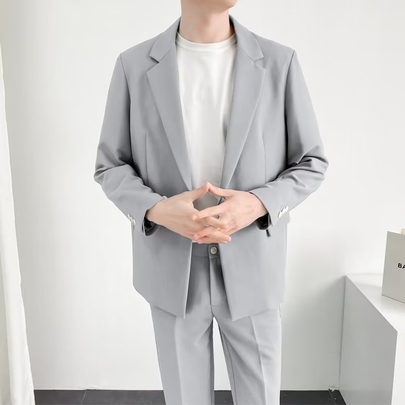 スーツのスーツの男性の韓国版の修身のごろつきはかっこいいです。