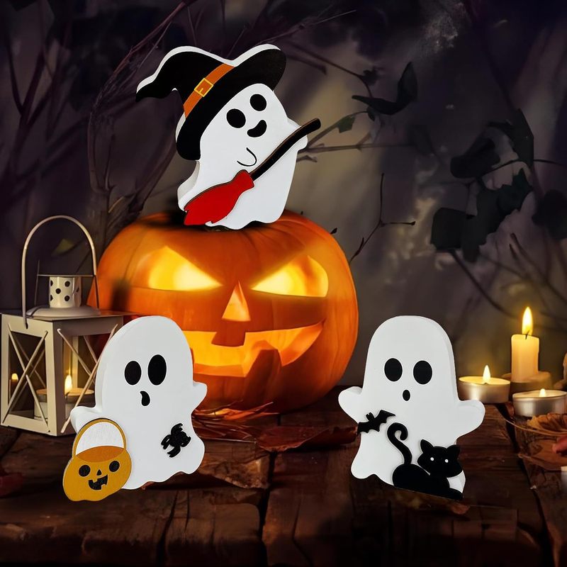 ハロウィーンの幽霊の形をしたシェーバー板が家の装飾品を飾っている|undefined