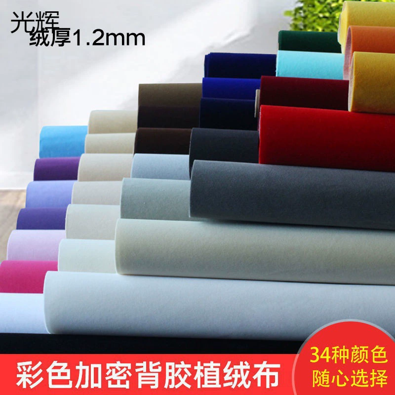 Утолщенная самоклеящаяся черная вельветовая ткань с клеевым слоем для витрин.