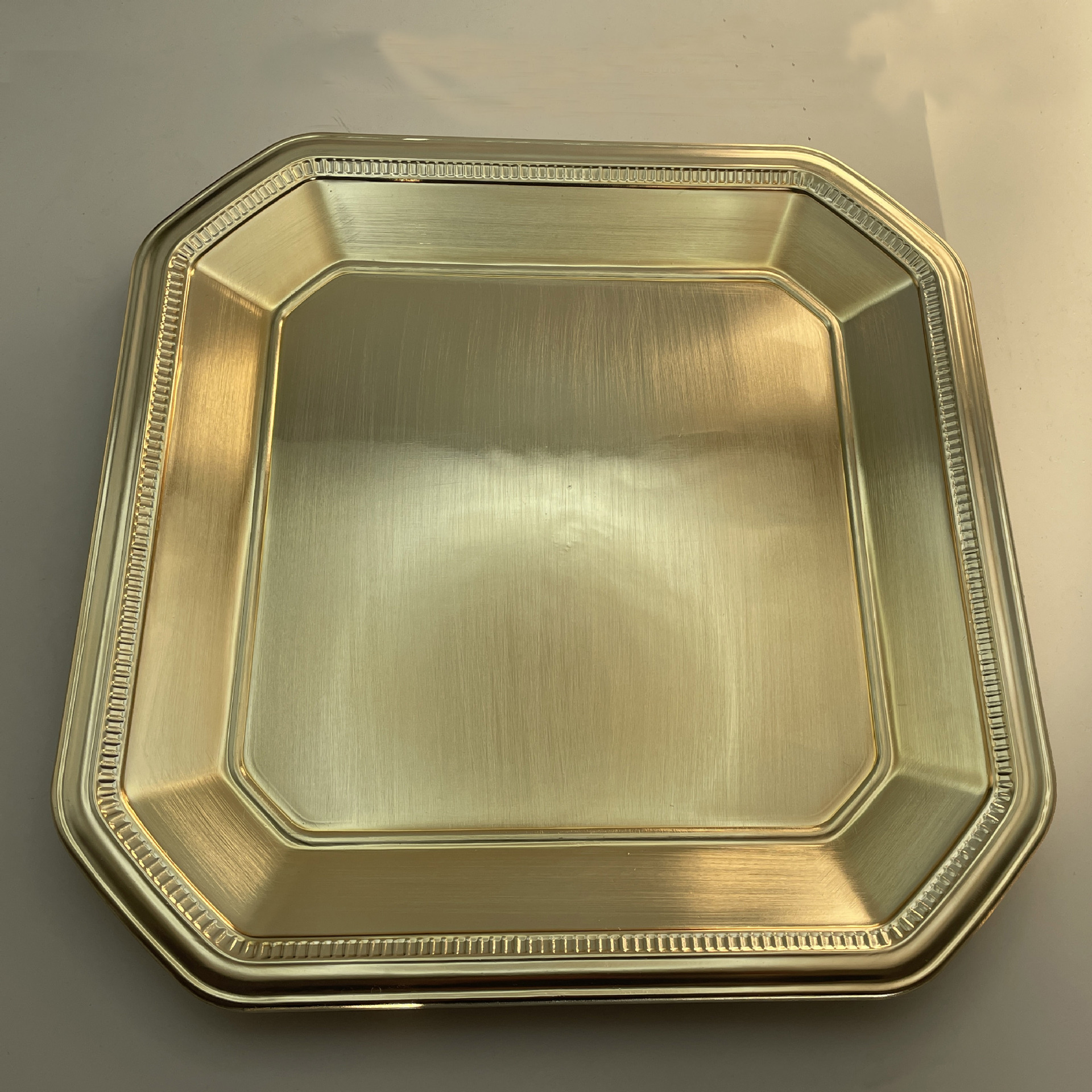 Placa de oro galvanizado placa de procesamiento de metal imitación comercio exterior placa de decoración placa de exportación fábrica de platos de comedor placa de carga