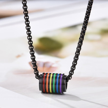 钛钢男士彩虹转动小蛮腰吊坠项链饰品圆柱形挂坠不绣钢配饰毛衣链