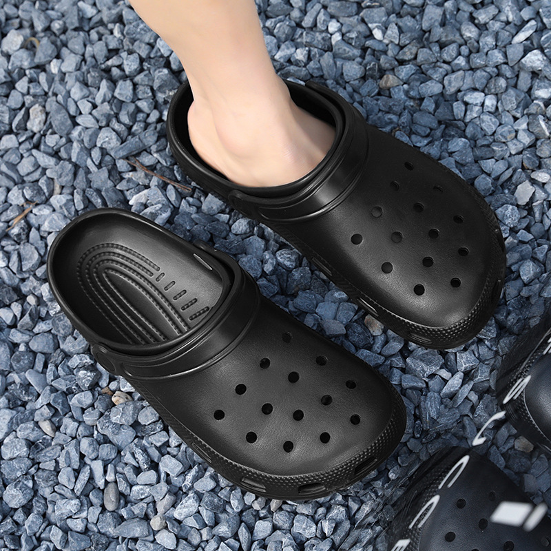 Pareja de zapatos con agujeros, nuevo estilo, zapatos de playa para ropa exterior, zapatos de verano para hombres, suela gruesa, aumento, sandalias deportivas antideslizantes, zapatillas para hombres