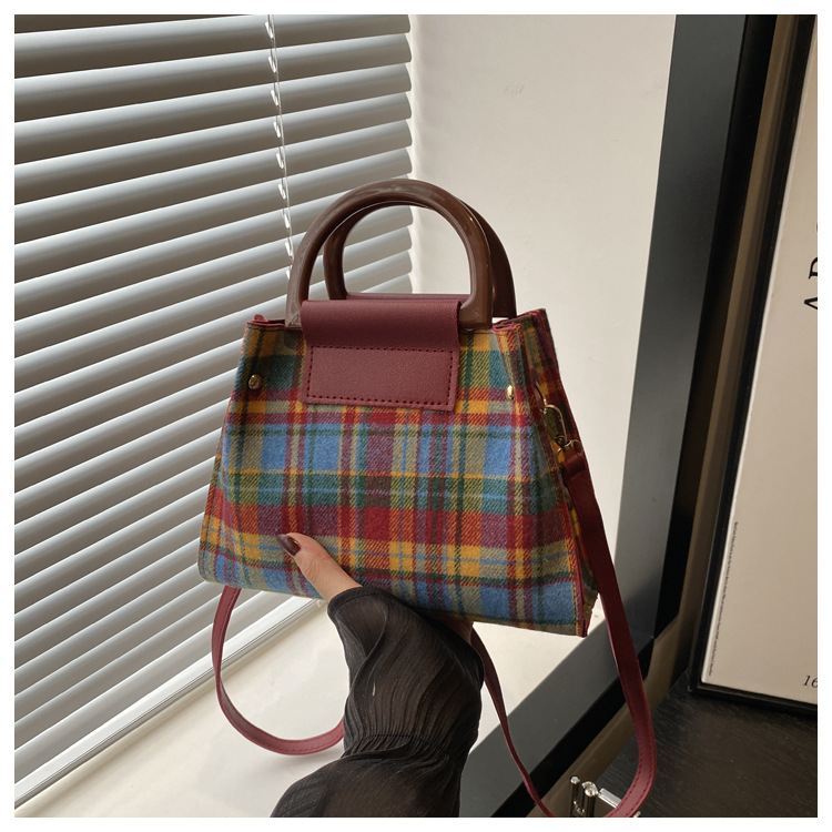 This is a trendy and stylish single-shoulder underarm bag with a contrasting color for the autumn of 2024. It features a unique design and is retro and individualistic undefined