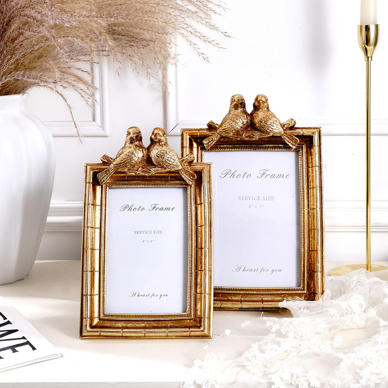 Vintage European-style home decor: decorative photo frame in the shape of two birds, gold-leaf decorated European-style home art ornament Vintage European-style home decor: decorative photo frame in the shape of two birds, gold-leaf decorated European-style home art ornament