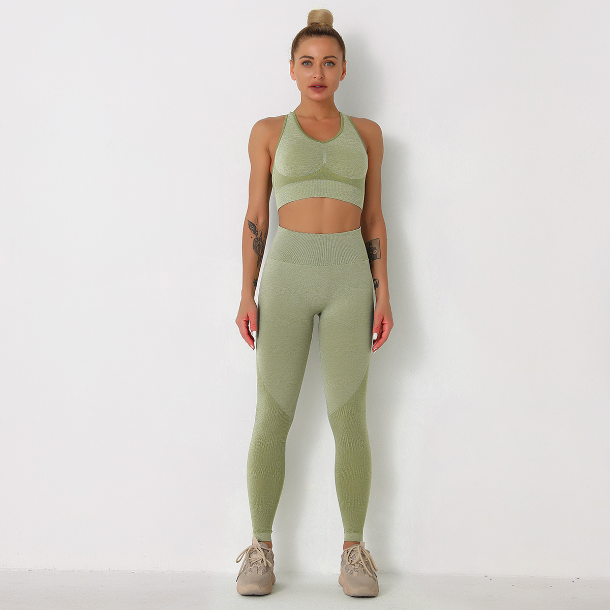 Conjunto de sujetador deportivo de sujeción ligera y legging de cintura ancha sin costuras NSLX48726