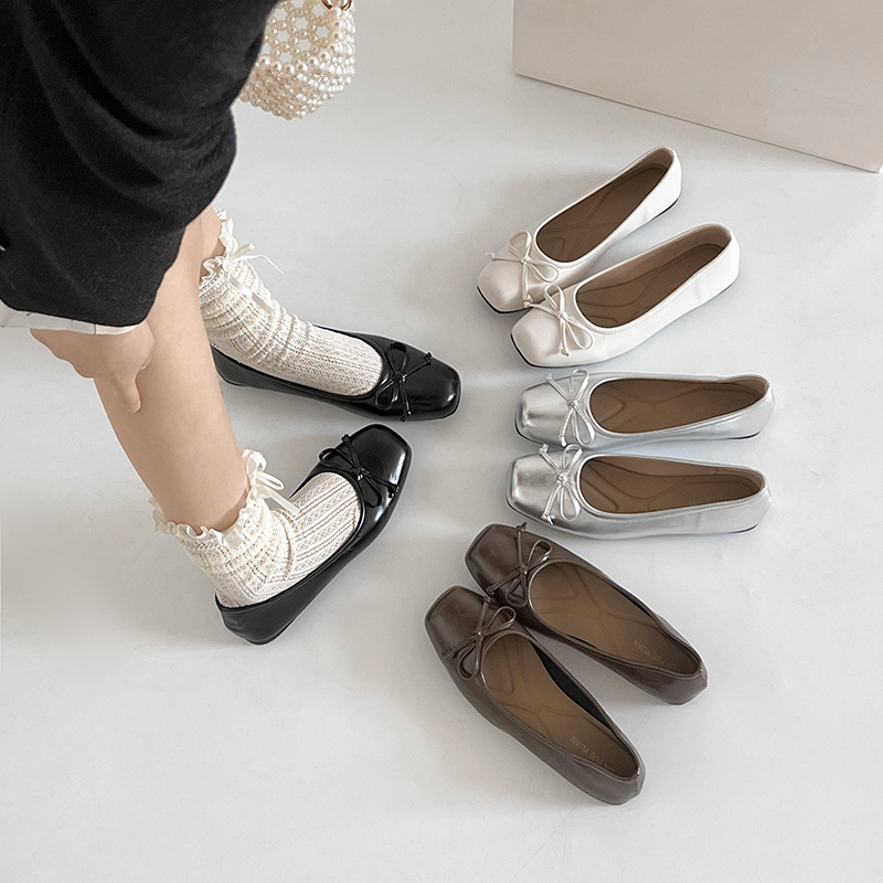 여성을위한 요정 스타일 부드러운 신발 2025 봄 새로운 스타일 나비 매듭 스퀘어 토 플랫 슈즈 실버 펌프 패션 신발