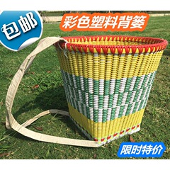 農村のかごを背負ってかごを背負って農業用のプラスチックを背負って家庭で野菜を買います。