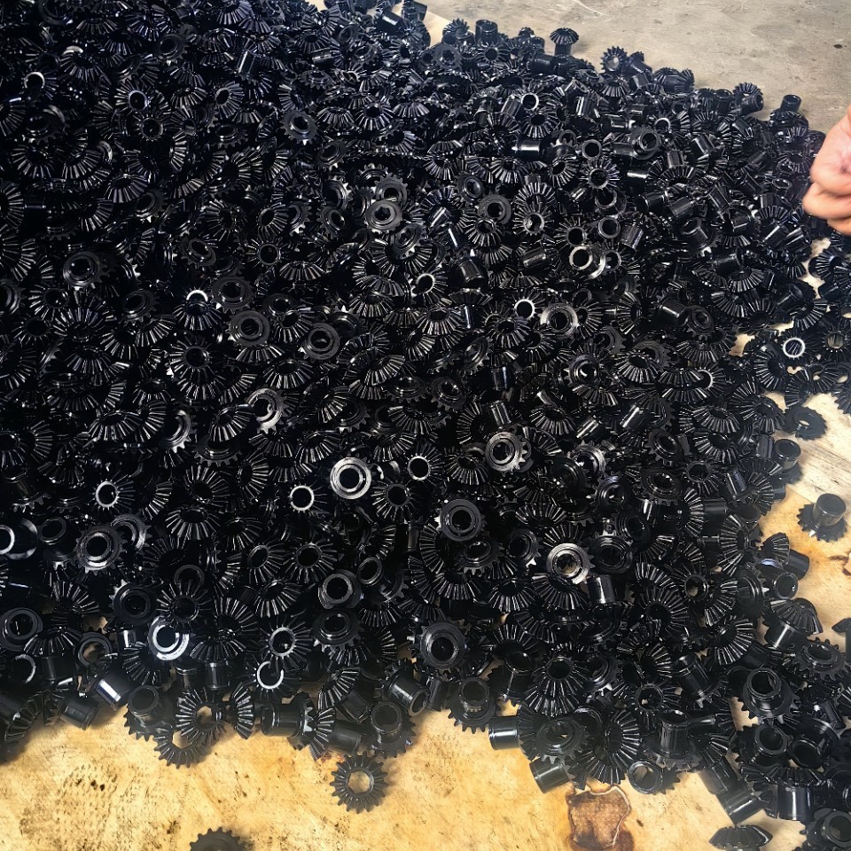 精锻伞齿，45#钢材质，表面发黑，渗碳处理，六方孔