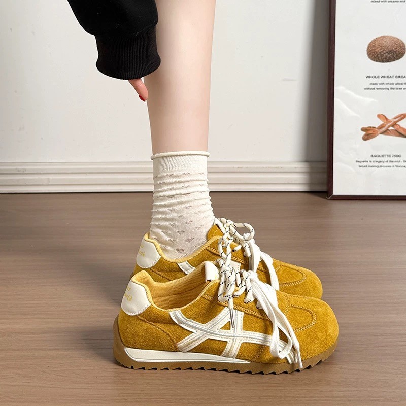 2026 primavera retro zapatos de entrenamiento alemán de suela gruesa moda versátil zapatos casuales de hombre pequeño zapatos deportivos de altura baja para mujeres