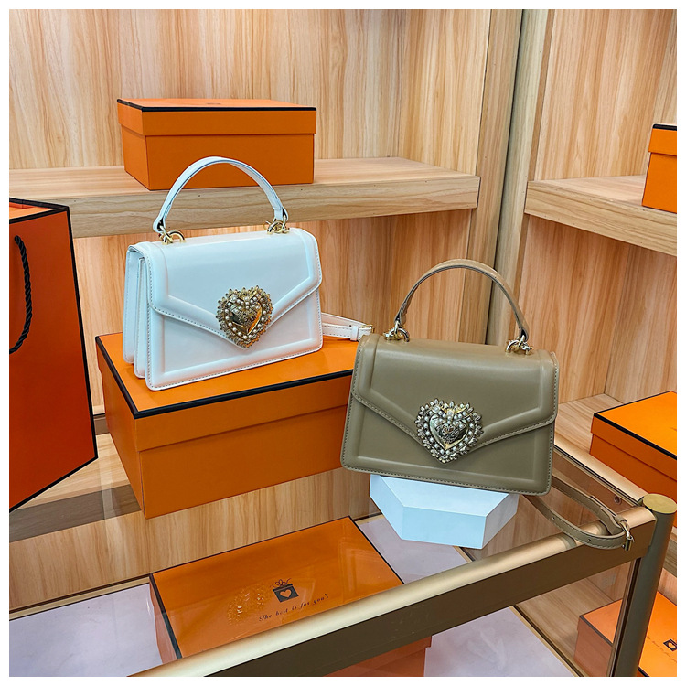 Bolsas Nova Moda Bolsa Feminina Bolsa Transversal de Alta Qualidade Bolsa Feminina com Corrente Bolsa Love Pearl Estilo Europeu e Americano Bolsa Quadrada Pequena_voghion.com