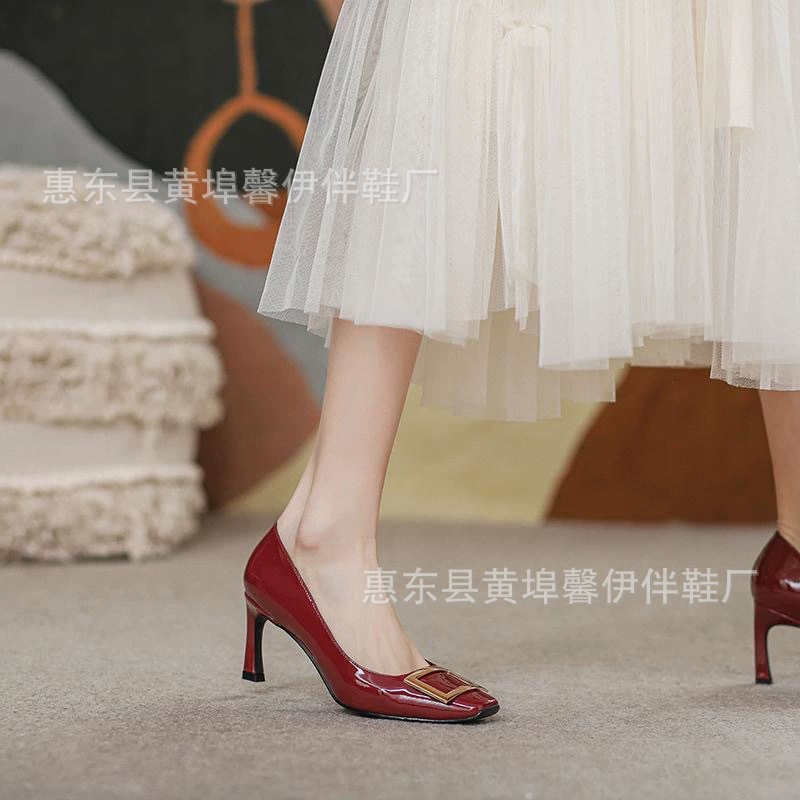 Французские женские туфли на высоком каблуке квадратная головка квадратная пряжка 2025 новый пригородной лакированной кожи темперамент светло-рот одна обувь рабочая мода